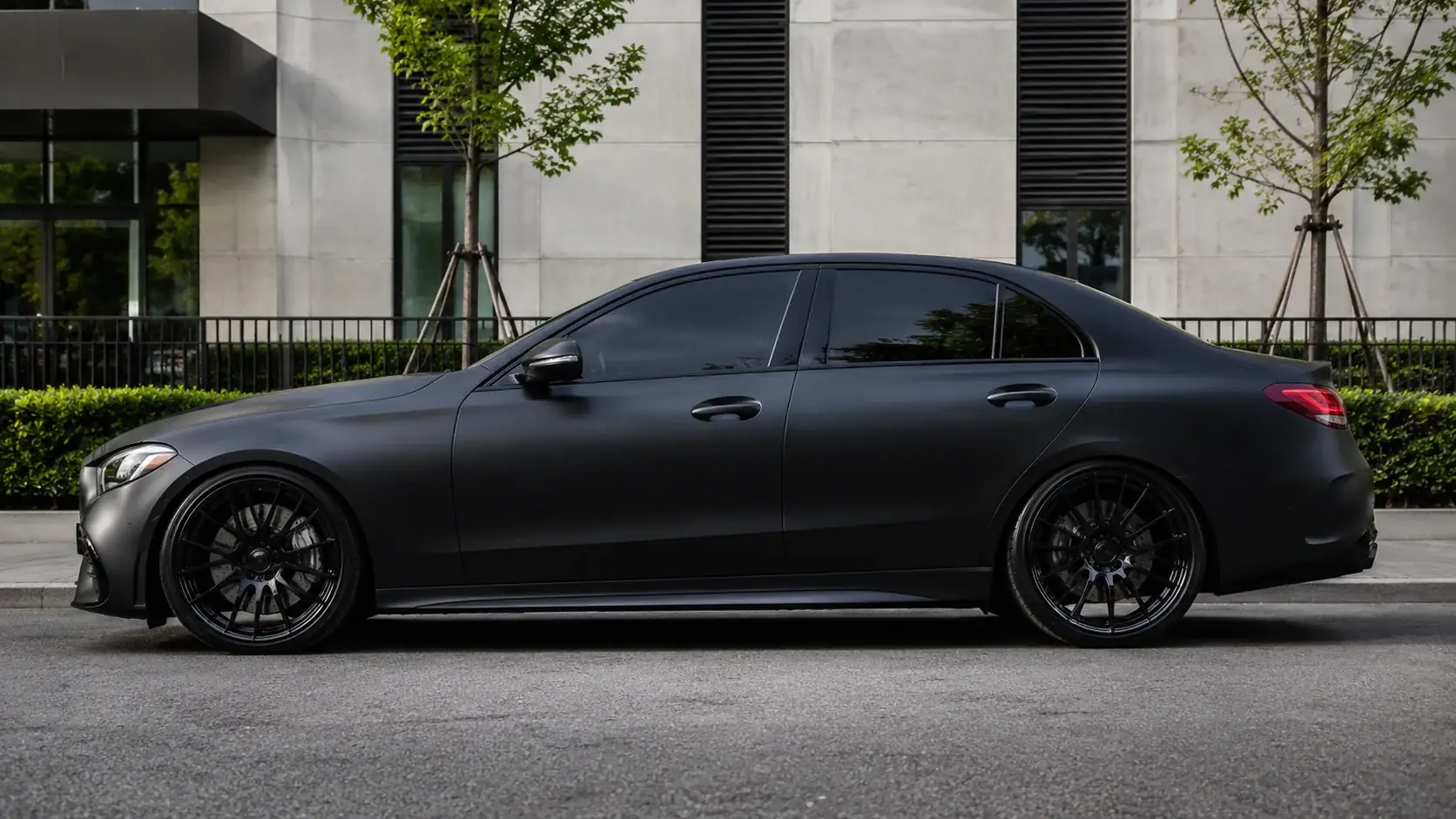 Helindpakket bil i matsort vinyl wrap — premium finish